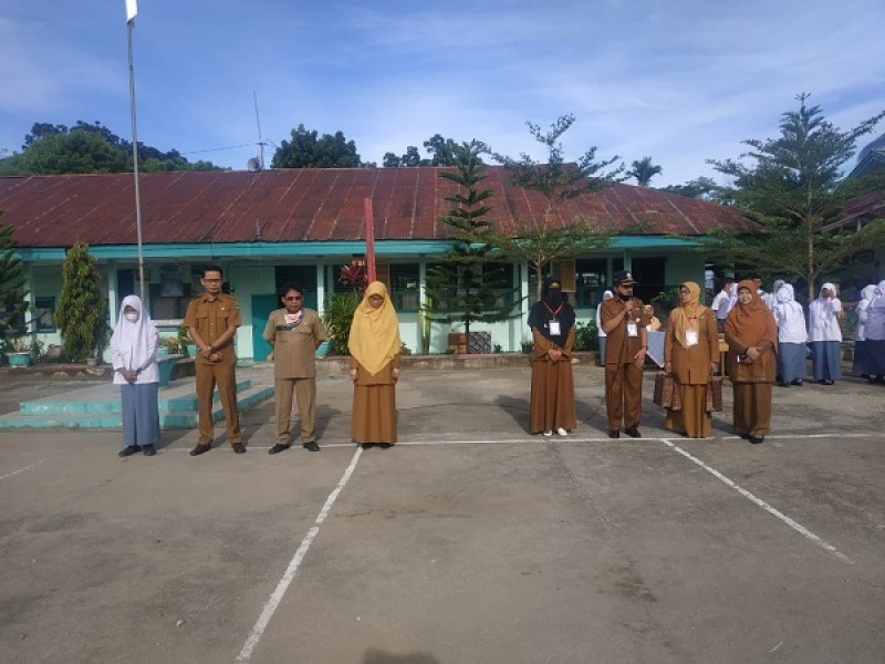 PENGHARGAAN BAGI PENDIDIK DAN TENAGA KEPENDIDIKAN BERPRESTASI